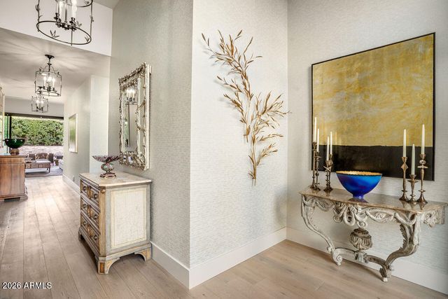 6863 E JOSHUA TREE Lane, Paradise Valley, AZ 85253