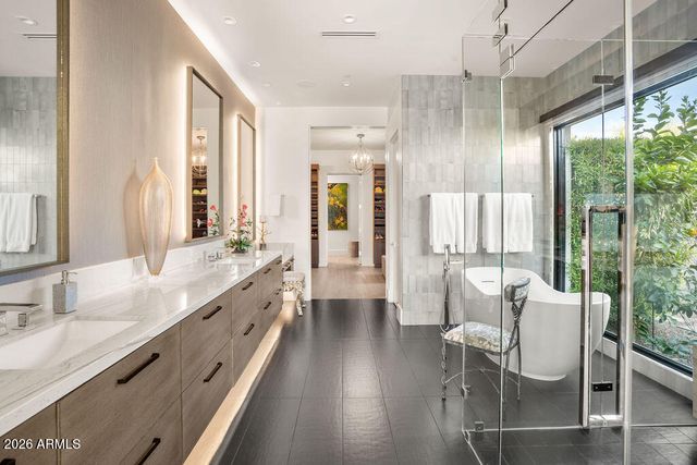 6863 E JOSHUA TREE Lane, Paradise Valley, AZ 85253