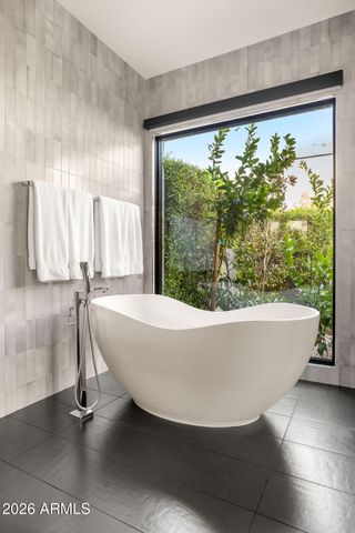 6863 E JOSHUA TREE Lane, Paradise Valley, AZ 85253