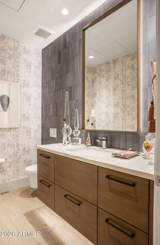 6863 E JOSHUA TREE Lane, Paradise Valley, AZ 85253