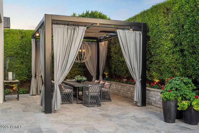 6863 E JOSHUA TREE Lane, Paradise Valley, AZ 85253