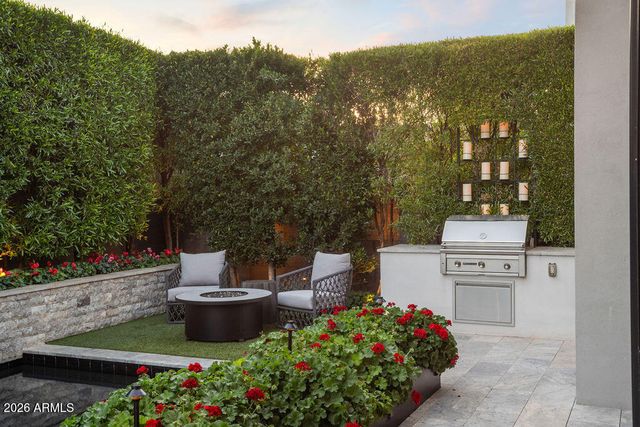 6863 E JOSHUA TREE Lane, Paradise Valley, AZ 85253