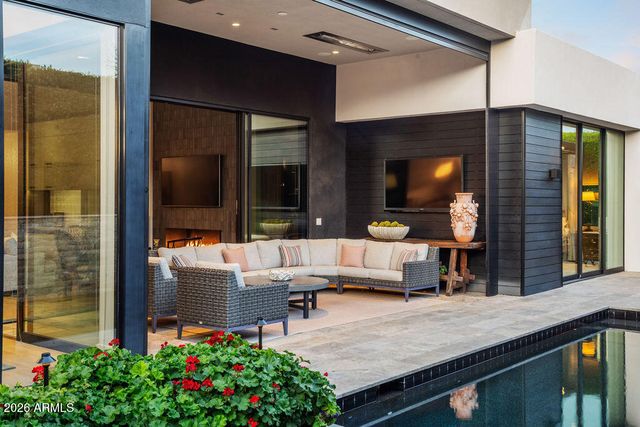 6863 E JOSHUA TREE Lane, Paradise Valley, AZ 85253