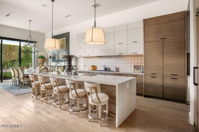 6863 E JOSHUA TREE Lane, Paradise Valley, AZ 85253