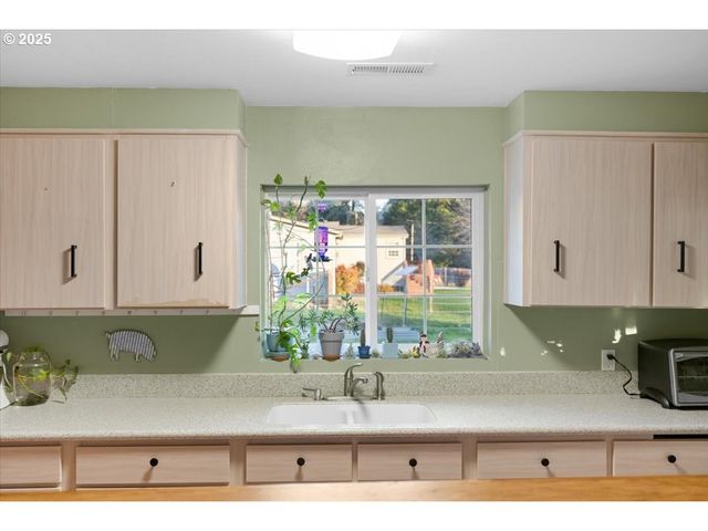 22240 TILLER TRAIL Hwy, Days Creek, OR 97429