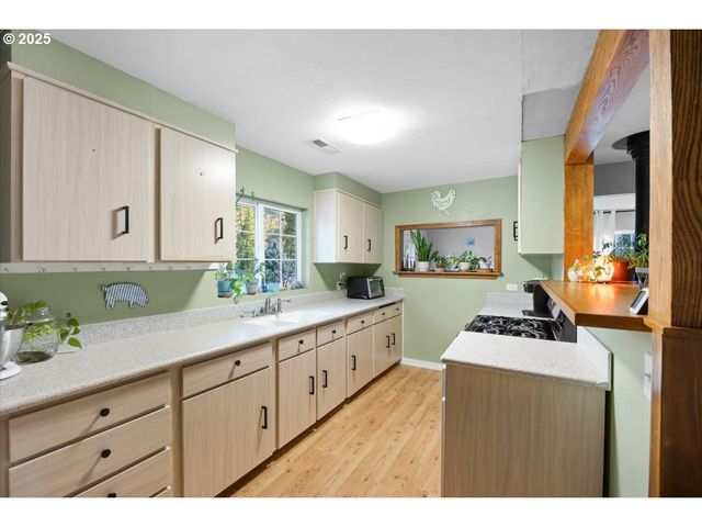 22240 TILLER TRAIL Hwy, Days Creek, OR 97429