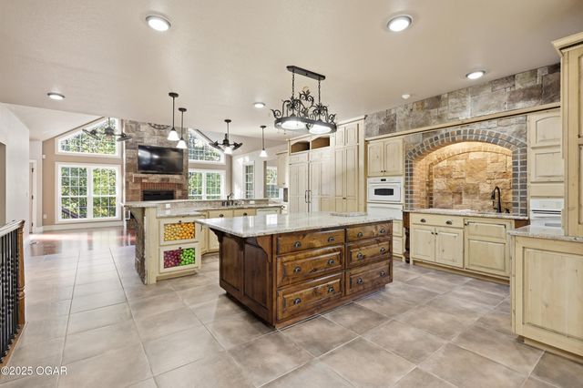 4712 Goldfinch Road, Joplin, MO 64804