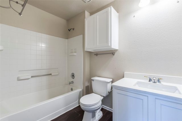 8712 Dittmar Oaks DR, Austin, TX 78748