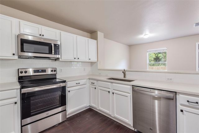 8712 Dittmar Oaks DR, Austin, TX 78748