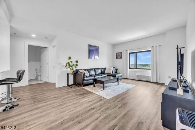 1 Carriage City Plz 1620, Rahway City, NJ 07065