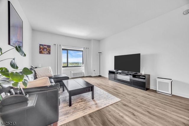 1 Carriage City Plz 1620, Rahway City, NJ 07065