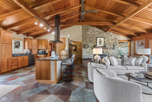 488 Town Hill Road E, Nashville, IN 47448