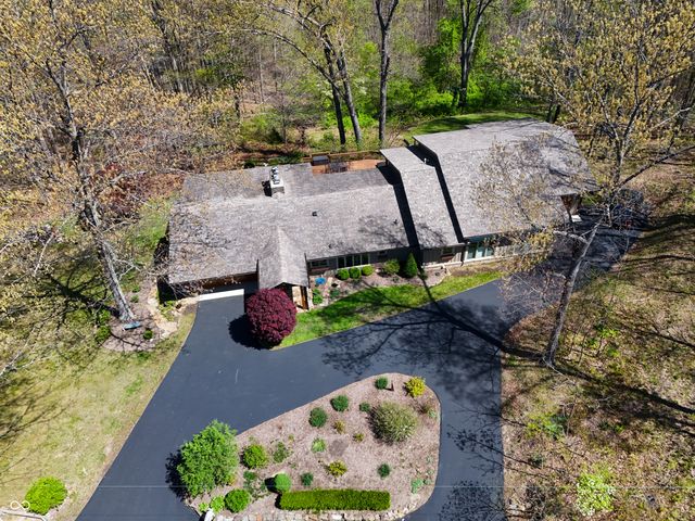 488 Town Hill Road E, Nashville, IN 47448