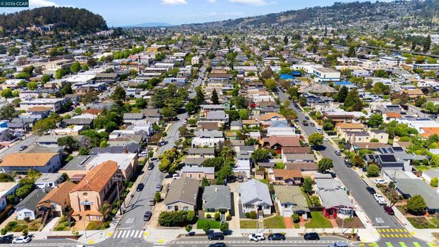 1037 Stannage Ave, Albany, CA 94706
