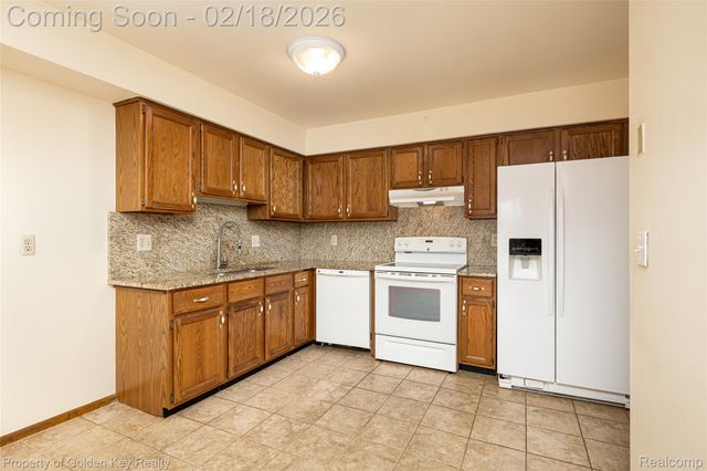 37432 N Laurel Park Drive 22, Livonia, MI 48152