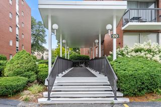 20 Hammond Pond Pkwy 504, Newton, MA 02467