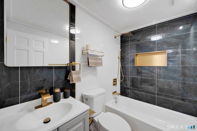 52 Vineyard Road, North Haven, CT 06473