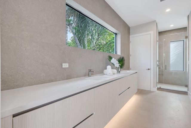2015 NE 4th Avenue, Wilton Manors, FL 33305