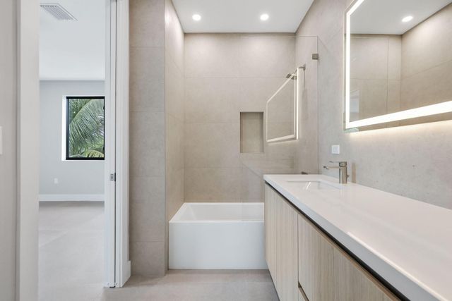 2015 NE 4th Avenue, Wilton Manors, FL 33305