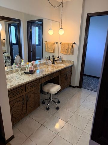 8541 S 83rd Avenue, Hickory Hills, IL 60457