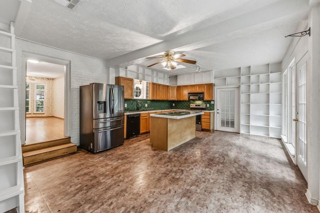 218 Westridge Drive, Huntsville, TX 77340