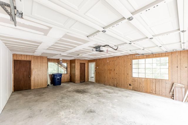 218 Westridge Drive, Huntsville, TX 77340