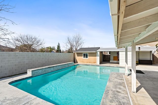 2327 N Elm Street, Visalia, CA 93291