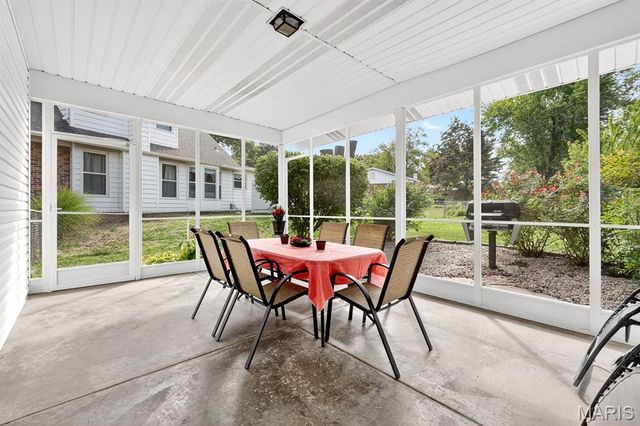 3716 Rue De Renard, Florissant, MO 63034