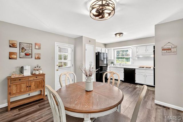 3716 Rue De Renard, Florissant, MO 63034