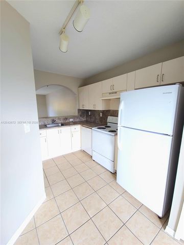 990 NE 33rd Ter 102, Homestead, FL 33033