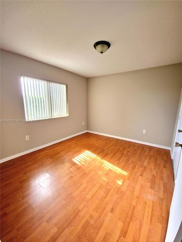 990 NE 33rd Ter 102, Homestead, FL 33033