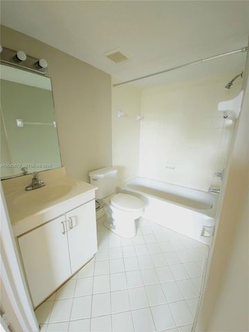 990 NE 33rd Ter 102, Homestead, FL 33033