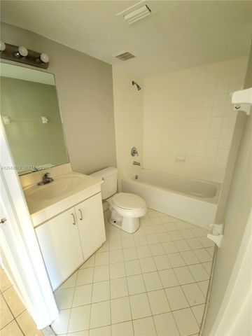 990 NE 33rd Ter 102, Homestead, FL 33033