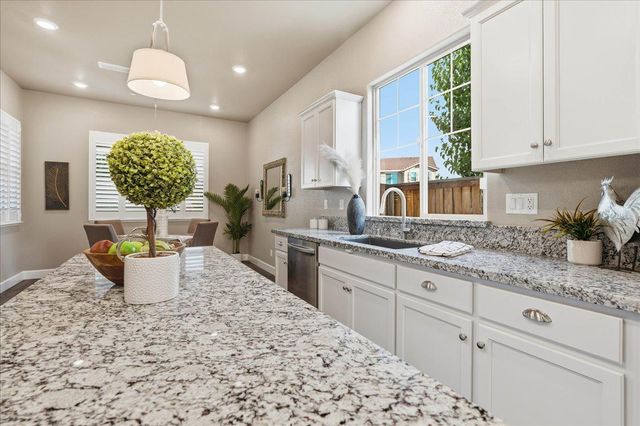 6153 Shimmer Falls Dr, Roseville, CA 95747