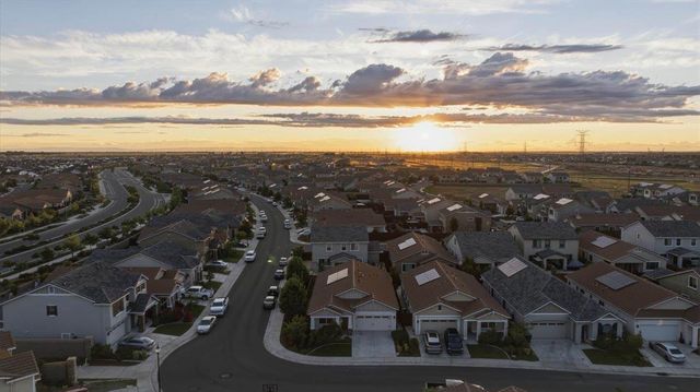 6153 Shimmer Falls Dr, Roseville, CA 95747