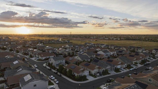 6153 Shimmer Falls Dr, Roseville, CA 95747