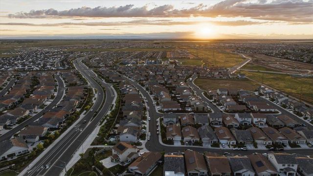 6153 Shimmer Falls Dr, Roseville, CA 95747