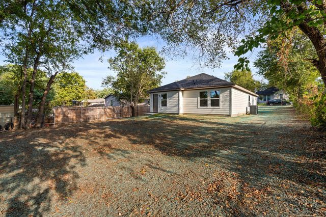 211 Garlock Street, Wilmer, TX 75172