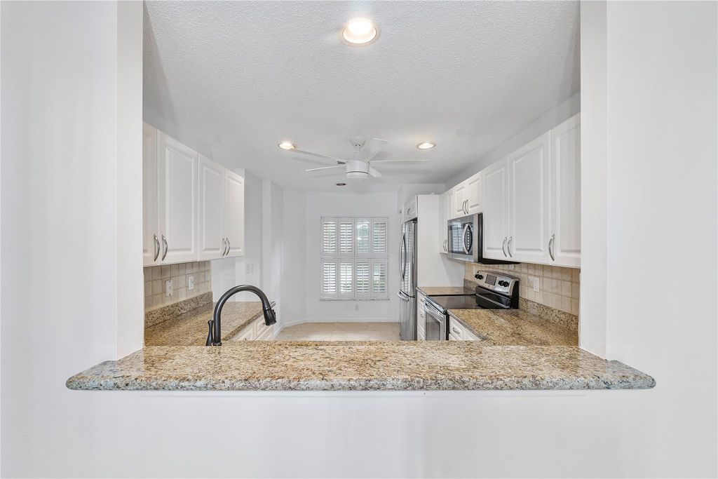 Image 12 of property listing at 7342 NW 62nd Ter, Parkland, FL 33067