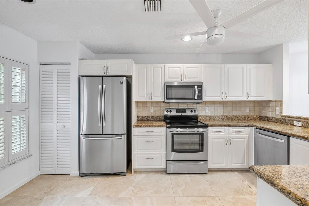 Image 6 of property listing at 7342 NW 62nd Ter, Parkland, FL 33067