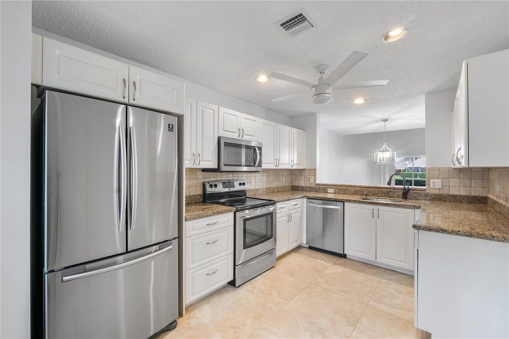 Image 8 of property listing at 7342 NW 62nd Ter, Parkland, FL 33067