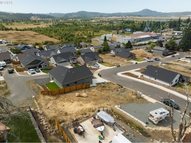 775 BOULDER Loop, Creswell, OR 97426