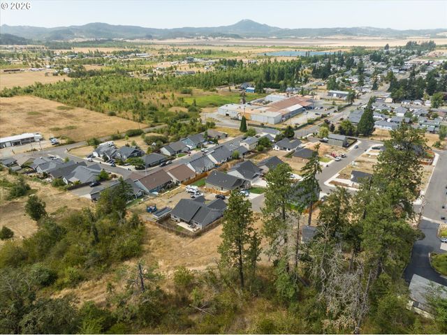 775 BOULDER Loop, Creswell, OR 97426