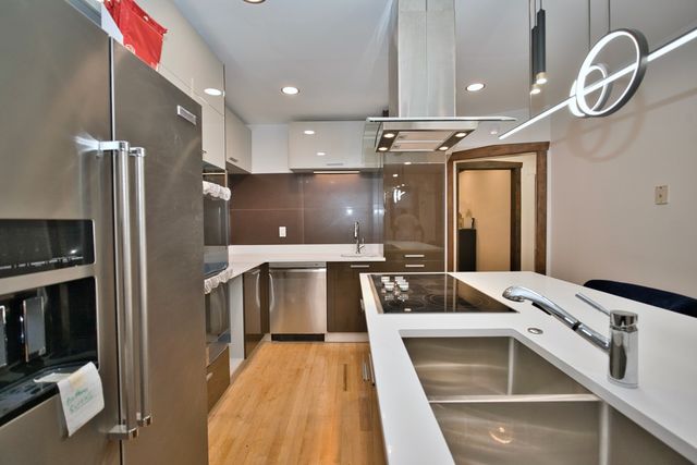 2437 W North Shore Avenue 2, Chicago, IL 60645