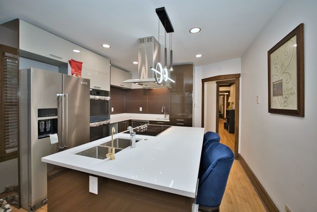 2437 W North Shore Avenue 2, Chicago, IL 60645