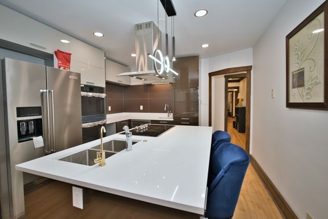 2437 W North Shore Avenue 2, Chicago, IL 60645