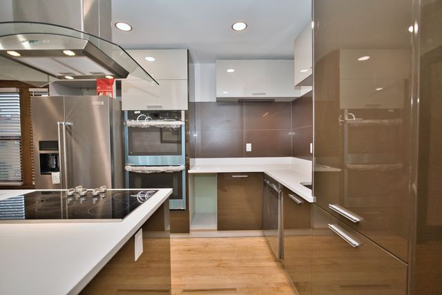 2437 W North Shore Avenue 2, Chicago, IL 60645