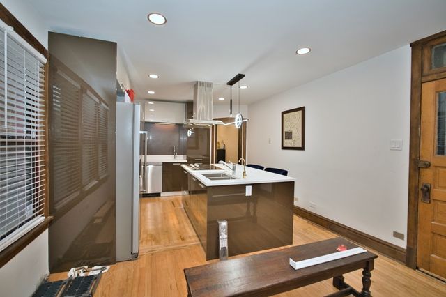 2437 W North Shore Avenue 2, Chicago, IL 60645