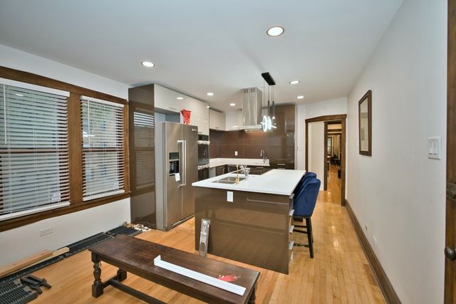 2437 W North Shore Avenue 2, Chicago, IL 60645