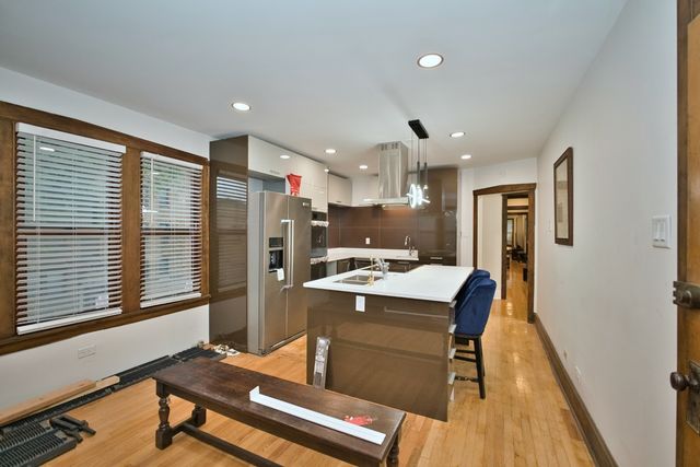 2437 W North Shore Avenue 2, Chicago, IL 60645
